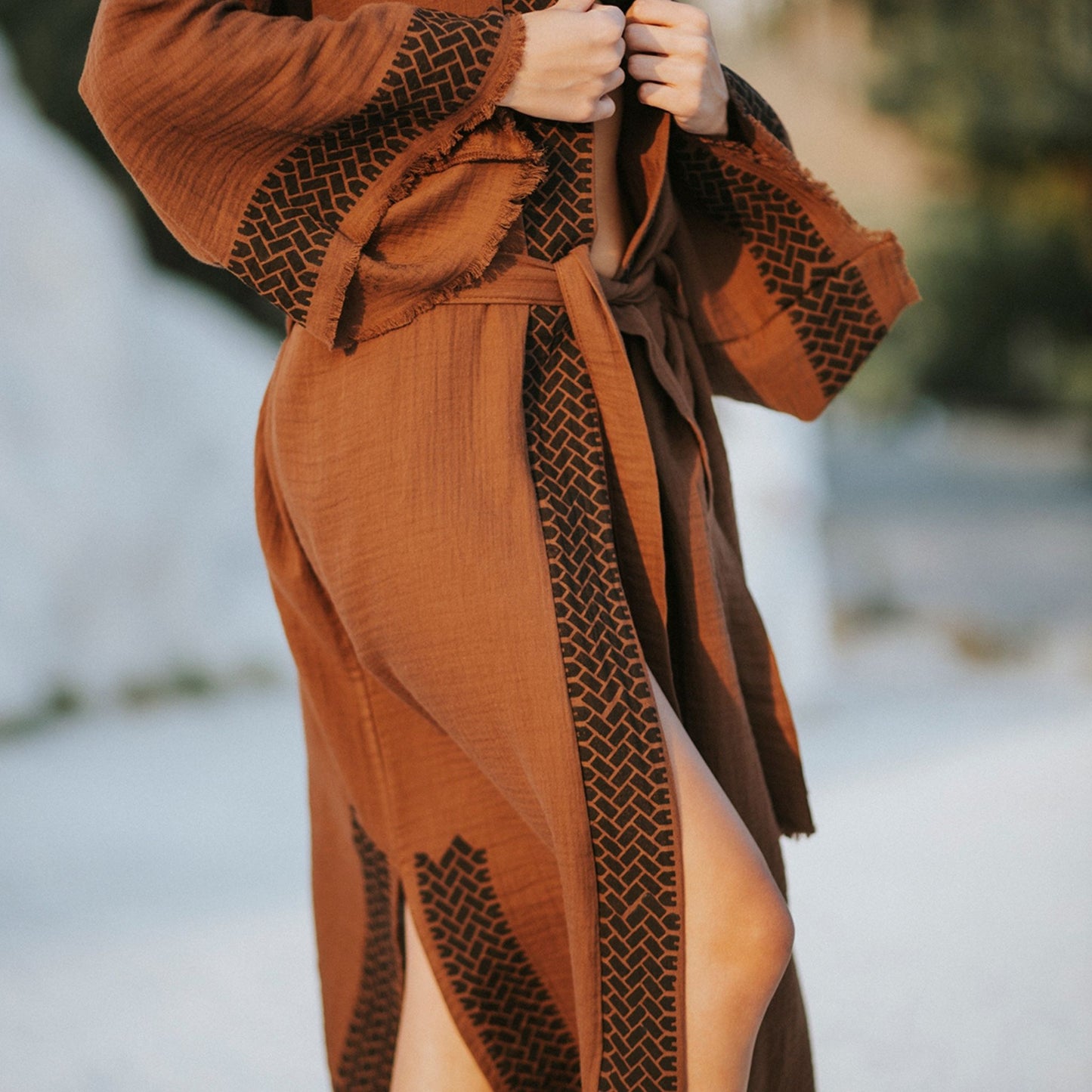 Laodikya – Kimono Femme en Coton Marron, Élégance Artisanale