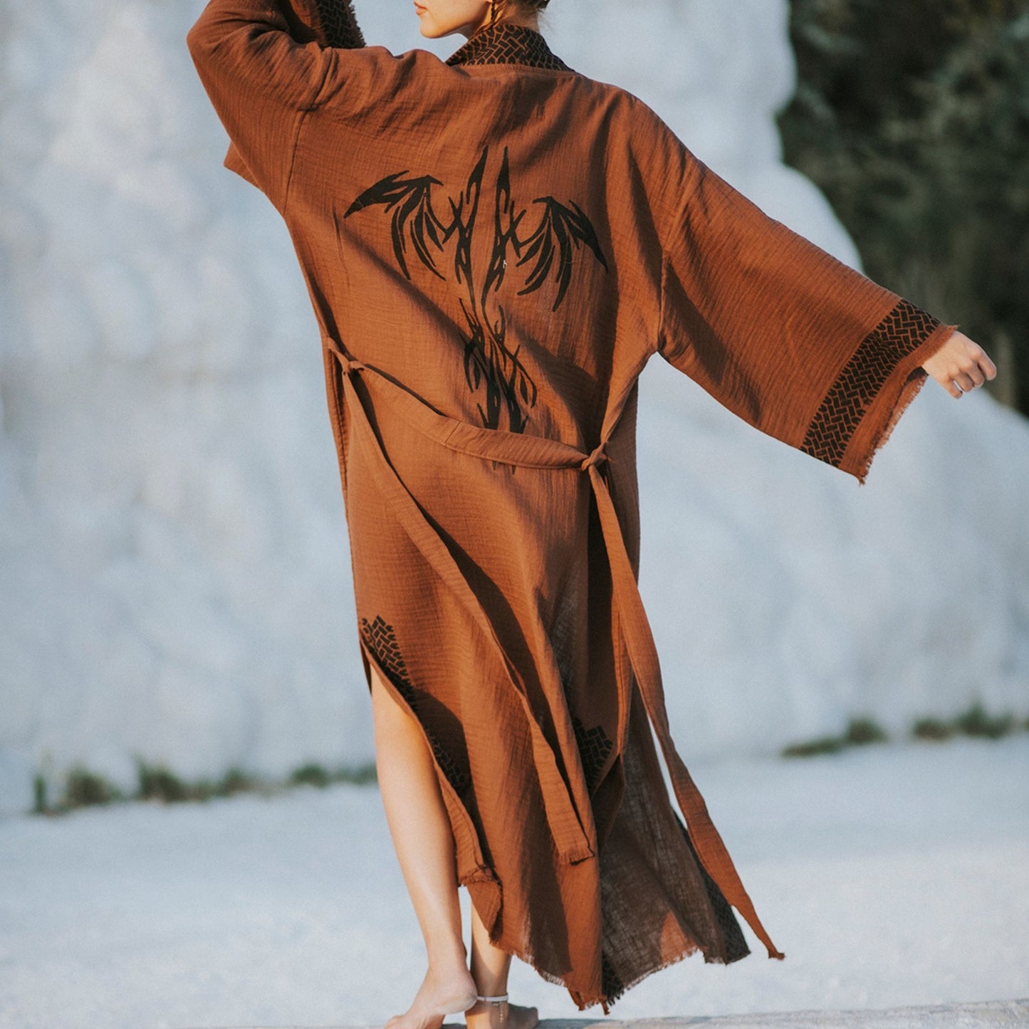 Laodikya – Kimono Femme en Coton Marron, Élégance Artisanale