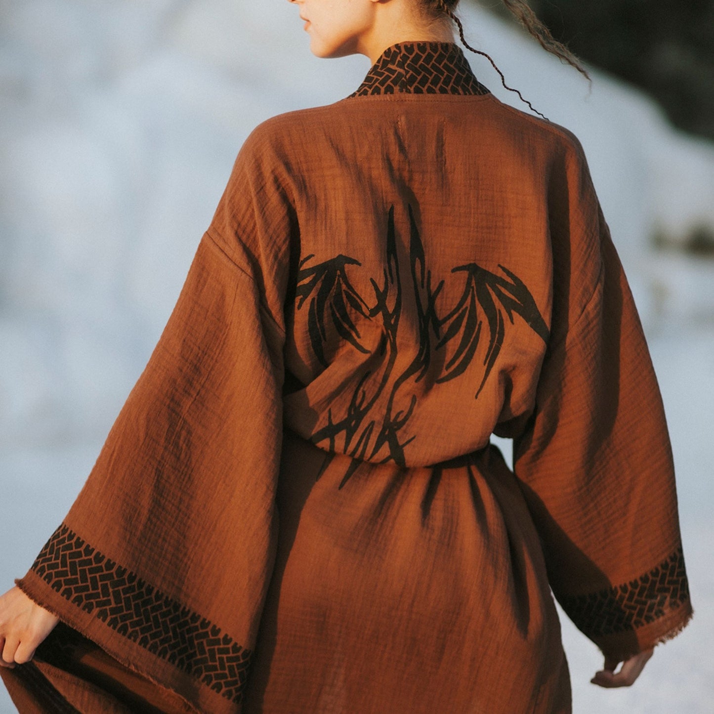 Laodikya – Kimono Femme en Coton Marron, Élégance Artisanale