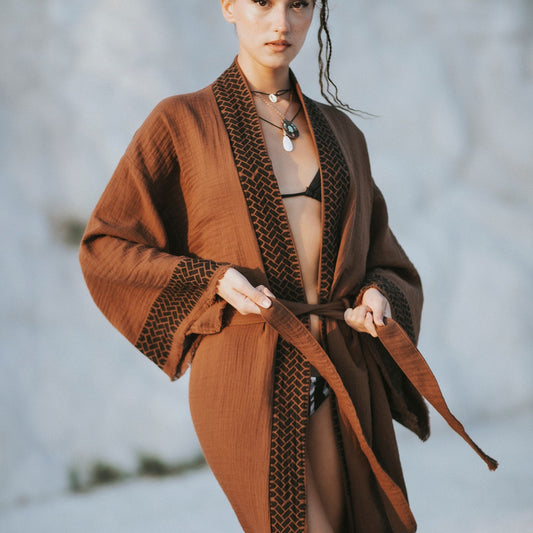 Laodikya – Kimono Femme en Coton Marron, Élégance Artisanale