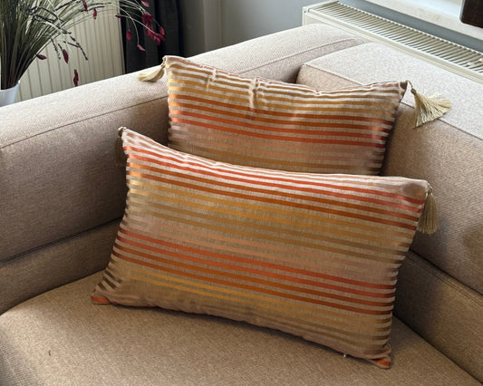 Housse de Coussin ELLA en Satin Rayé – Finition Brillante & Élégance Moderne