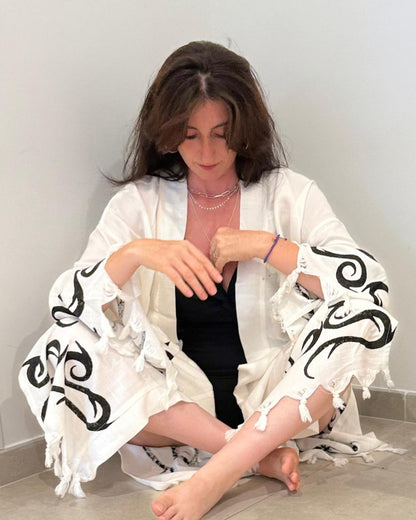 Venusa . Artisan Kimono en coton léger imprimé à la bois – Tenue durable pour la plage et la détente